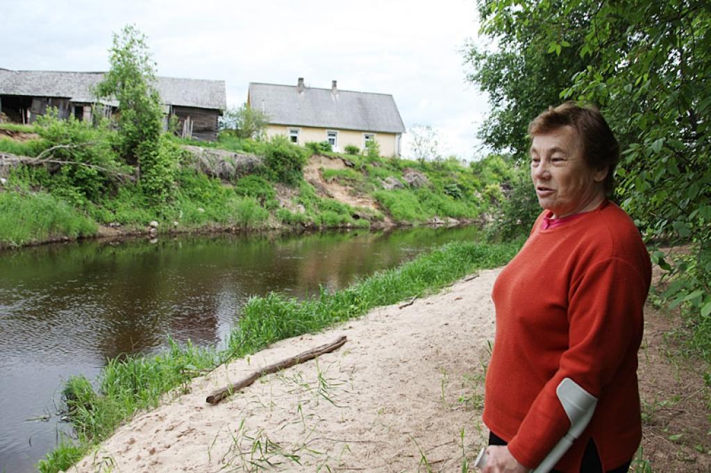 1907.gadā celtajai “Gaujmalnieku” mājai šopavasar attālums starp māju un upes krastu atkal sarucis. Lejasciemiete Valda Baltiņa “Gaujmalniekos” dzīvo trešajā paaudzē un atceras laiku, kad Gauja tecējusi vairākus simtus metru no mājām. 
Autors: Gatis Bogdanovs