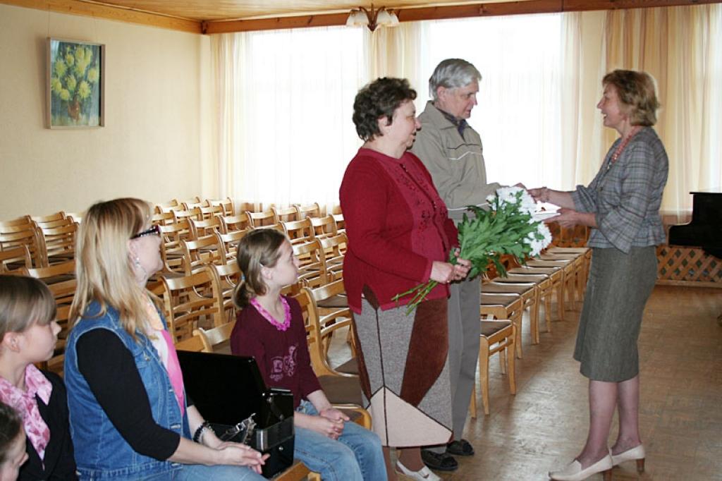 Labvēļi Monika un Česlavs Hrapāni cer, ka arī šis akordeons palīdzēs kādam bērnam attīstīt savu talantu. 
Autors: Evita Brokāne