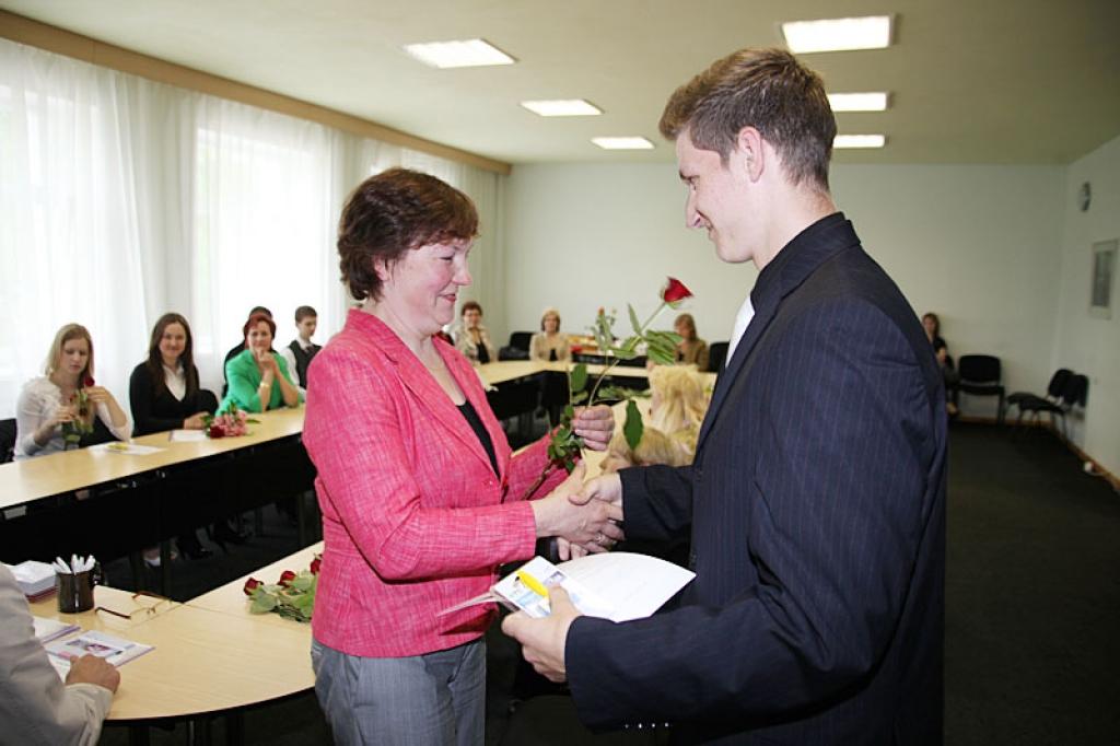 Gulbenes vidusskolas 11.klases skolnieku Kristapu Vartu sveic Izglītības nodaļas darbiniece Baiba Muceniece.
Autors: Gatis Bogdanovs