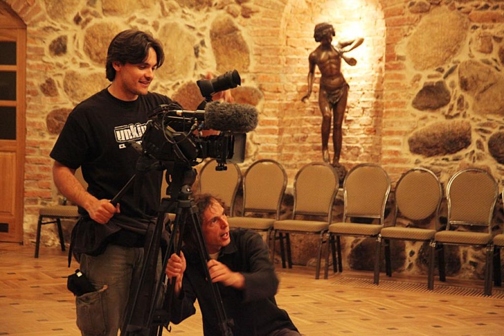 Portugāļu filmēšanas grupa viesojās arī Vecgulbenes muižā.
Autors: Gatis Bogdanovs