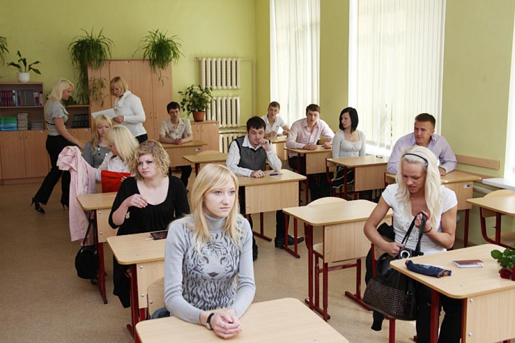 Otrdien, tāpat kā citās novada skolās, arī Gulbenes vidusskolā divapdsmitie apliecināja savas prasmes eksāmenā angļu valodā.
Autors: Gatis Bogdanovs