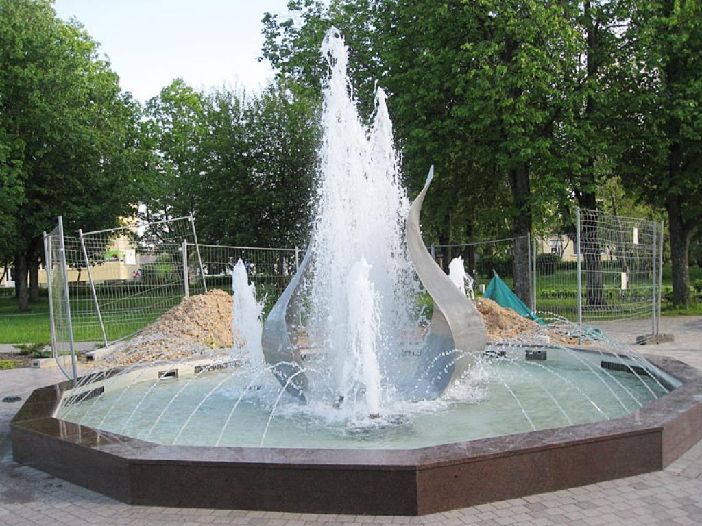 Kopš pagājušās piektdienas Gulbenes pilsētas centrālajā skvērā atkal darbojas strūklaka.
Autors: Tamāra Ulase