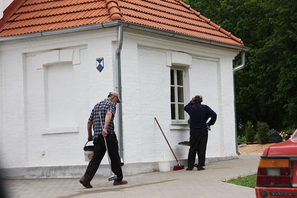 Tā bieži negadās, ka kapličai tiek izsists logs.
Autors: Gatis Bogdanovs