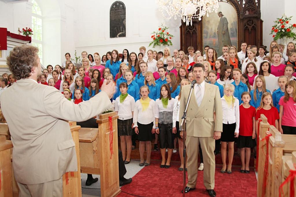 Baznīcu piebalsoja klausītāju aplausi, kas ar īpašu spēku pieņāmās skaļumā, kad visu priekšā stājās novadnieks dziedātājs Ingus Pētersons, pie klavierēm sēdās novadnieks komponists Valdis Zilveris, bet kopkori diriģēja Uldis Kokars.
Autors: Gatis Bogdanovs
