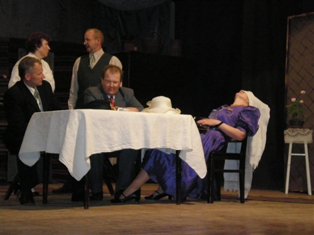 Izrādi “Vecpuiši precas” varēs skatīt Ozolkalnā un Beļavas estrādē jūnijā. Par datumiem sekot līdzi informācijai. 
Autors: no personiskā albuma