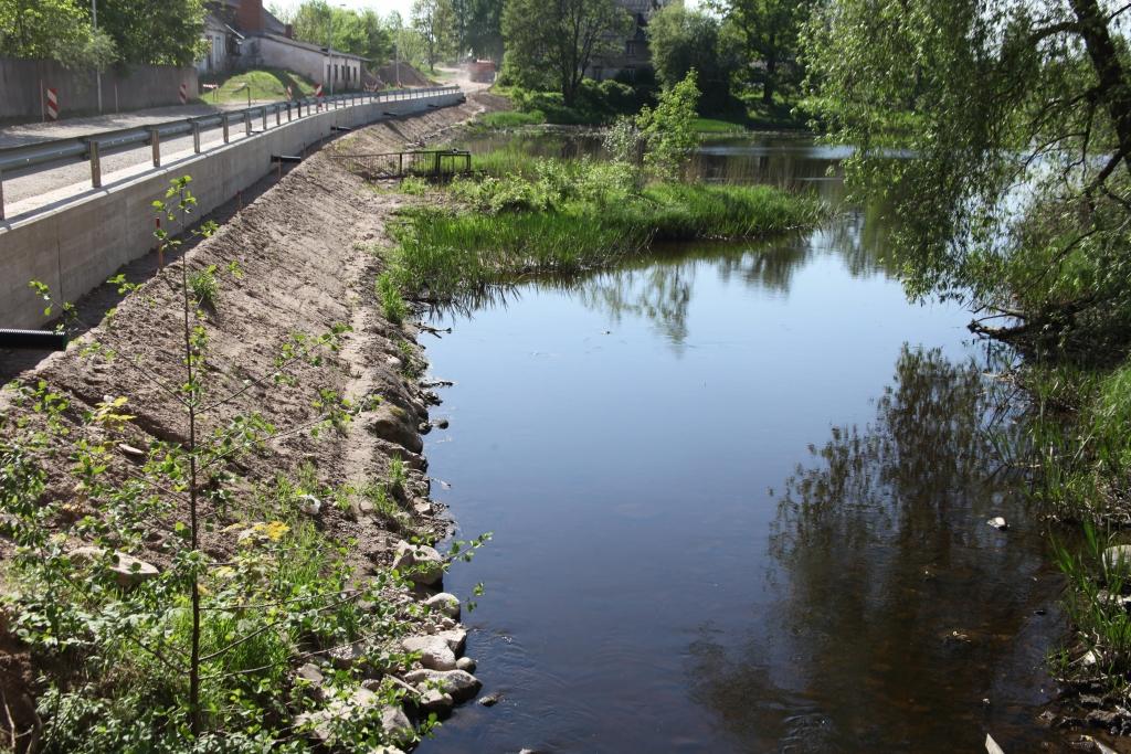 Ūdens līmenis Dzirnavu dīķi bieži strauji paceļas, tādēļ, lai regulētu līmeni, tiek paceltas slūžas. 
Autors: Gatis Bogdanovs
