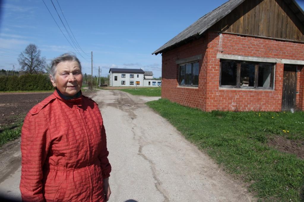 “Kādreizējā Kirova kolhoza dārzniecībā atradās agroķīmiskā laboratorijā, ko šodien skatu tikai atmiņās. Daudz kas šodien ir zudis no tā, ko savulaik veidojām. Par to sāp sirds,” saka pensionāre agronome Lucija Cīrule.
Autors: Gatis Bogdanovs