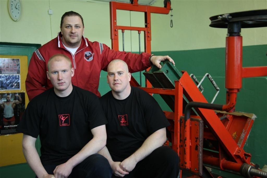 Mēs vēlamies bērniem un jauniešiem piedāvāt iespēju izmēģināt sevi cīņas un spēka sporta viedos,” saka Andris Leišavnieks, Elvijs Kantāns un Aigars Cīrulis. 
Autors: Gatis Bogdanovs