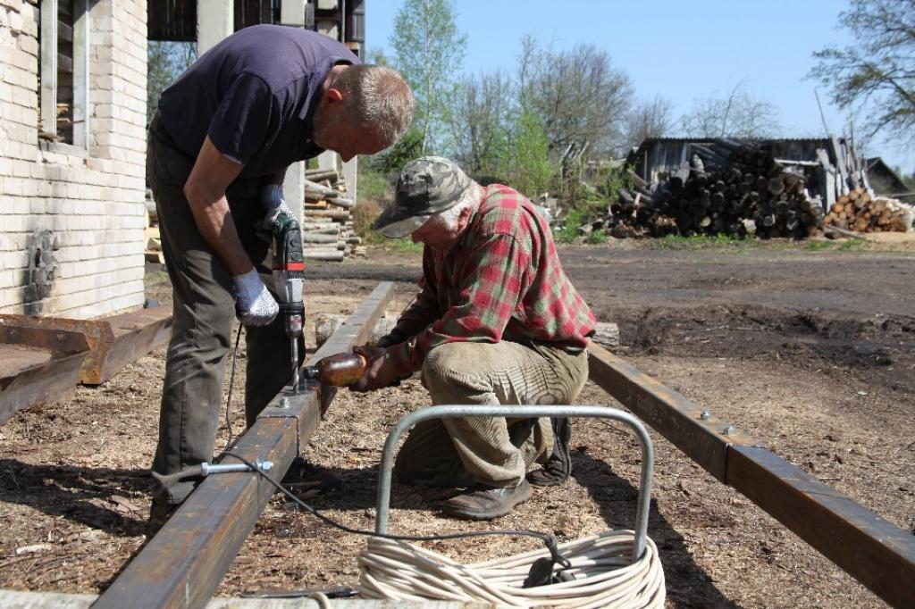 Lejasciema pagastā šobrīd metina konstrukcijas tiltam, kas pāri Tirzas upei ved uz brīvdabas estrādi. Šis darbs uzticēts Pēterim Ozoliņam (no kreisās) un Mārim Zurkovam. 
Autors: Gatis Bogdanovs