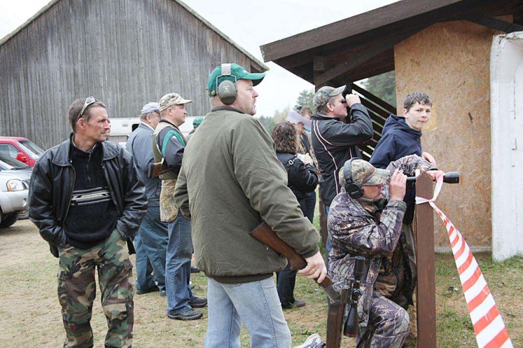 Dalībnieki šoreiz sacentās stenda šaušanā - šaušanā pa skrejošu zaķi, šaušanā ar gludstobra ieroci un šaušanā ar vītņstobra ieroci.
Autors: Gatis Bogdanovs