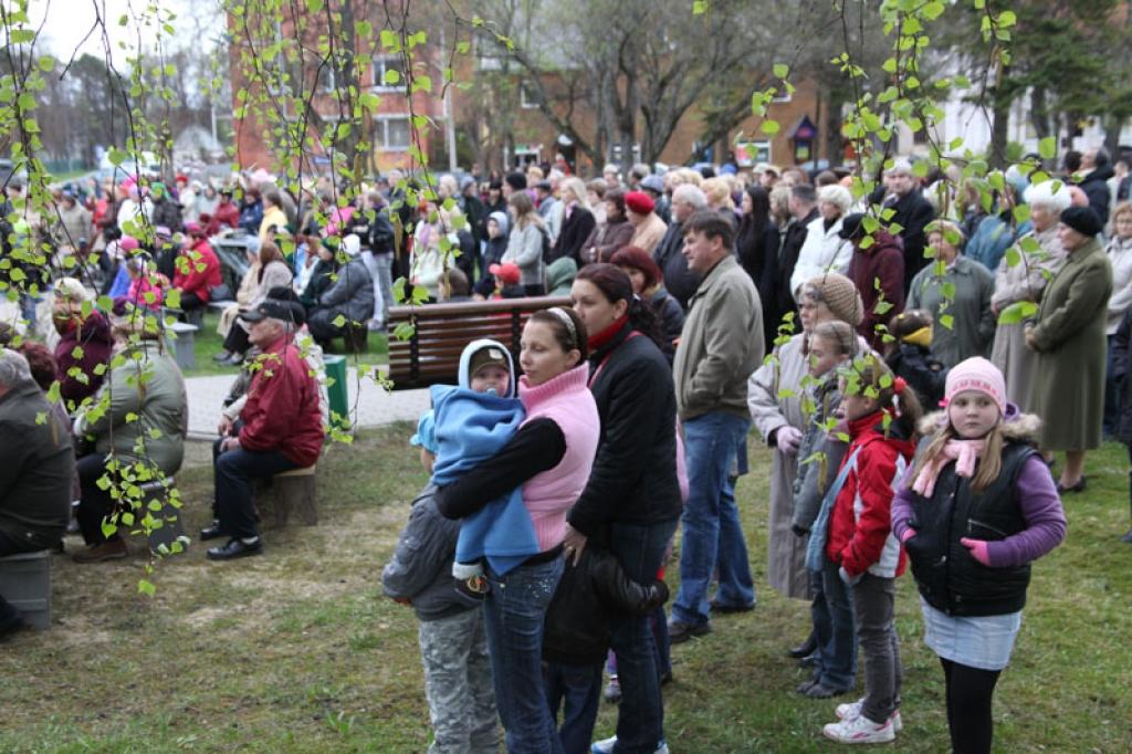 4.maija vakarā, spītējot vēsajam laikam, bija pulcējušies vairāk nekā 300 Gulbenes pilsētas un novada dažādu paaudžu cilvēki, lai piedalītos Latvijas Republikas neatkarības deklarācijas pasludināšanas 20.gadadienai veltītajā svinīgajā pasākumā. 
Autors: Gatis Bogdanovs