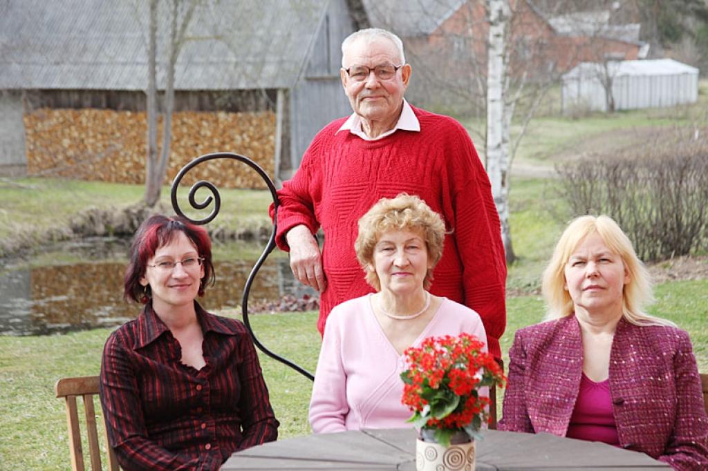 Sarmis Mednis Latvijas Republikas neatkarības deklarācijas pasludināšanas dienas priekšvakarā  kopā ar dzīvesbiedri Intu Balodi, meitu Astru Medni (no  kreisās) un Intas meitu Līgu Bērziņu. Fotografēšanās brīdī klāt nebija Sarmja dēls Einārs.
Autors: Gatis Bogdanovs