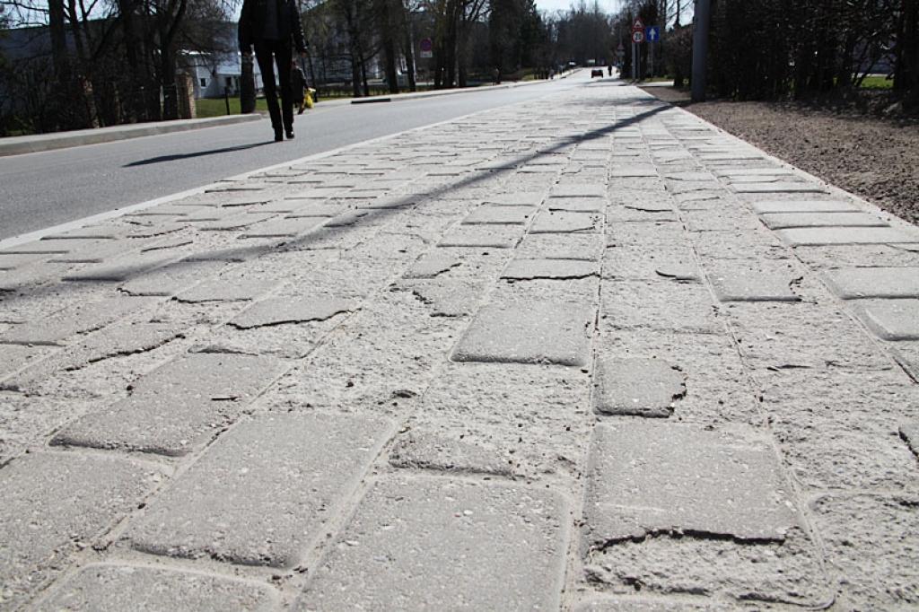 Gulbenē vietām bruģis ir sadrupis, sevišķi tas vērojams tur, kur tas uzklāts pērnruden.
Autors: Gatis Bogdanovs