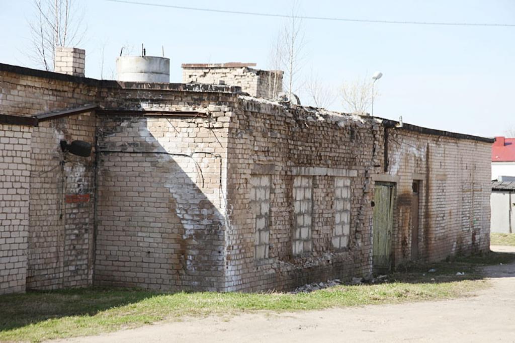 Ir pagājusi Lielā talka, bet skats pie Ābeļu ielas katlumājas nav pievilcīgs – papīri, tukšās pudeles, pagājušā gada nopļautās zāles vāli un pamatīga zaru kaudze.
Autors: Gatis Bogdanovs