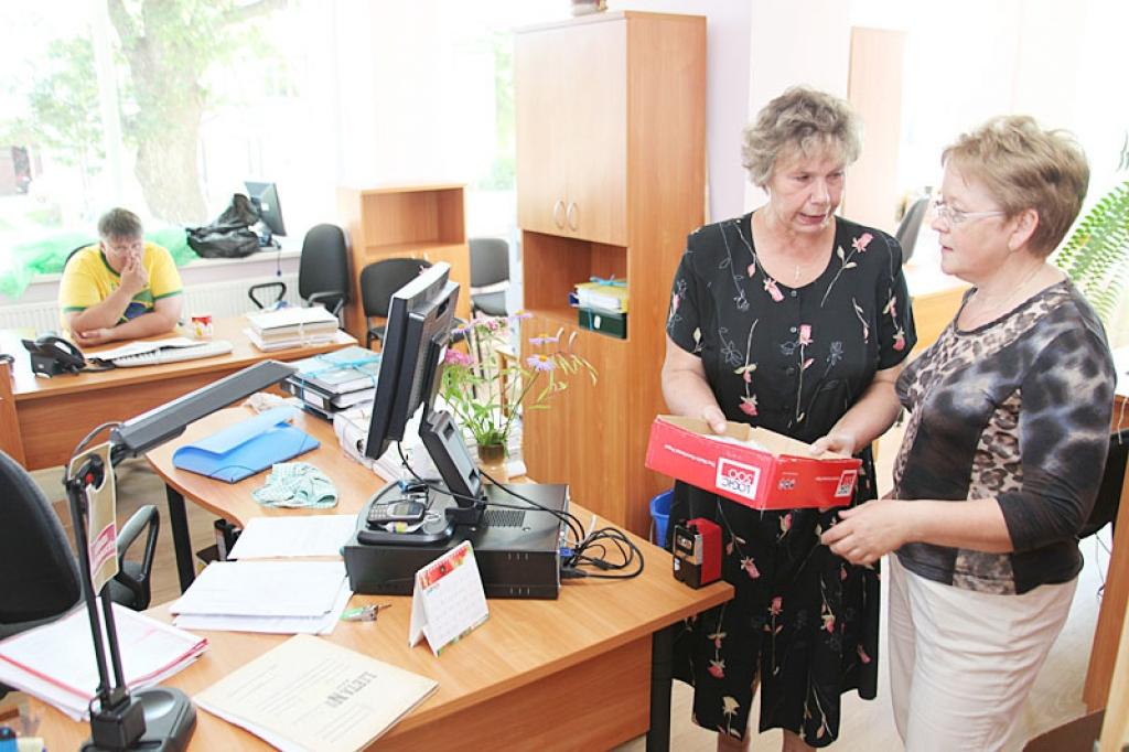 Valsts zemes dienesta Gulbenes biroja darbinieces Līvija Safronova un Anna Korkla nedēļu sāka, apvienojot ikdienas darba pienākumus ar pārcelšanos un  iekārtošanos jaunajās telpās Gulbenē, Rīgas ielā 21.
Autors: Gatis Bogdanovs