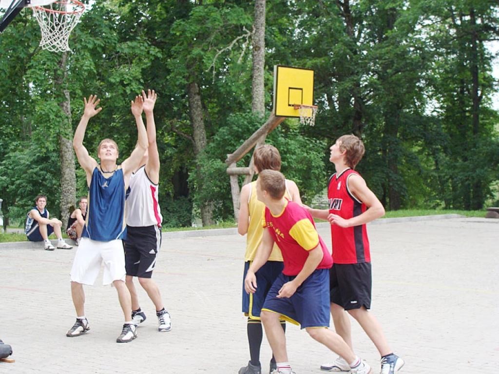 Spēlē uzvarētāja komanda strītbolā 