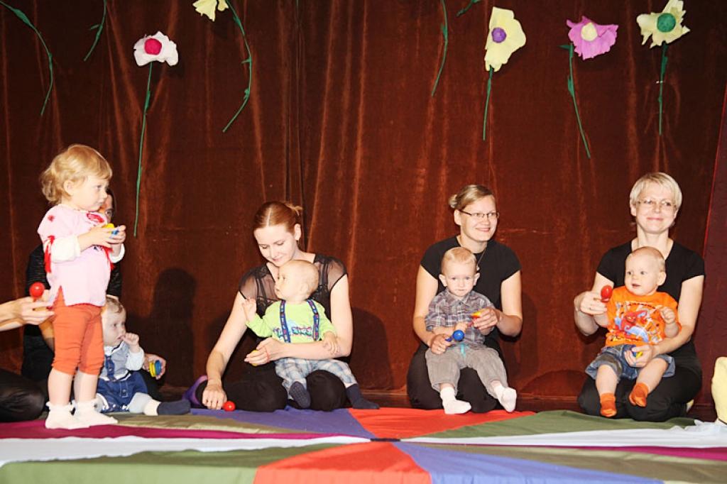 Kopā ar māmiņām “Yamaha” mūzikas skolas klases “Robis” mazie dalībnieki arī uzstāšanās brīdī jūtās itin labi un droši. 
Autors: Gatis Bogdanovs