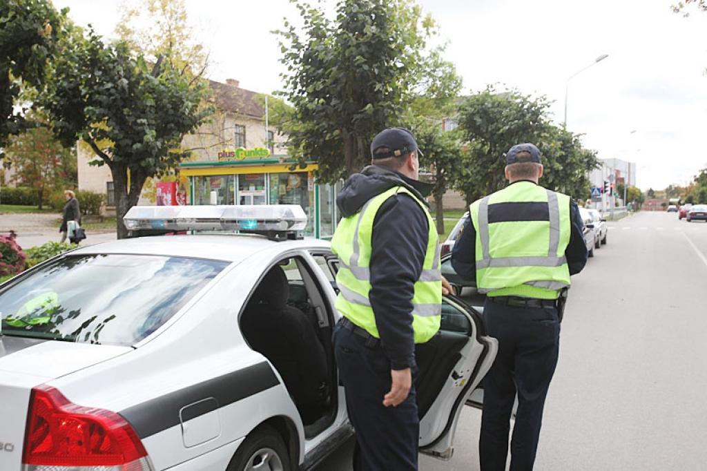 Brīvdienas turpinās, un ceļu policija tikpat aktīvi turpina dežūras uz ceļiem.
Autors: Gatis Bogdanovs (no arhīva)