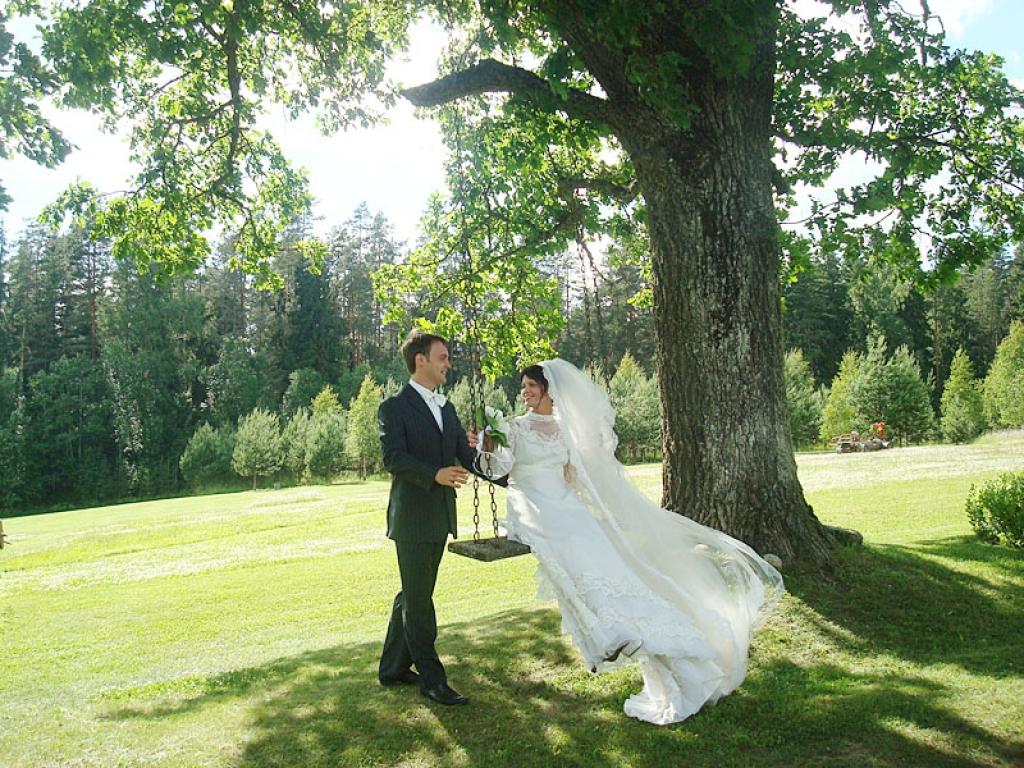 Videoklipa filmēšanā iesaistījās arī Rankas uzņēmējs Elvis Ozols ar draudzeni Ilviju Brenci, kas iejutās jaunā pāra lomās.
Autors: Inese Buliņa