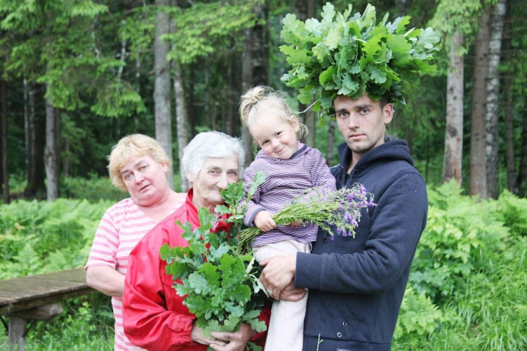 auki, ja Jāņus ir iespējams svinēt kopā vairākām paaudzēm. Tikai esot visai saimei kopā, viņi – Jānis Dortāns ar meitiņu Mēriju Keitu, Jāņa mamma Ligita un Jāņa vecmamma Irēna - jūtas labi.
Autors: Gatis Bogdanovs