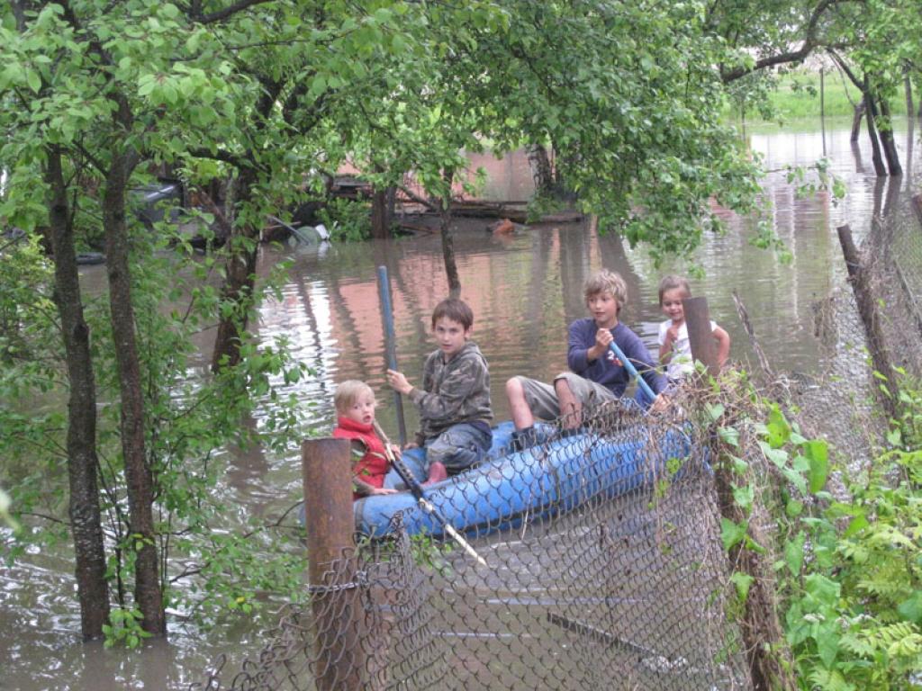 Kādā mājas pagalmā, nogriežoties no Ābeļu uz Līko ielu, bērni ar skaļiem sajūsmas saucieniem airējās ar gumijas laivu gluži kā pa ezeru.
Autors: Tamāra Ulase