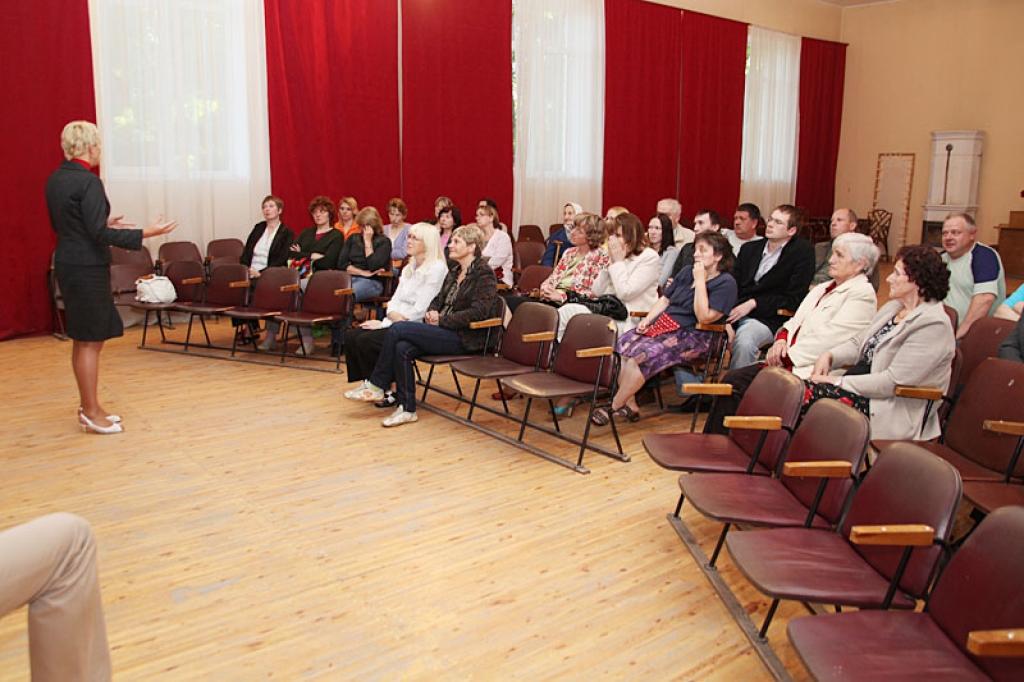 Gulbenes novada domes priekšsēdētāja Sandra Daudziņa un deputāti uzklausa Stāmerienas pagasta iedzīvotāju sasāpējušos jautājumus.
Autors: Gatis Bogdanovs 