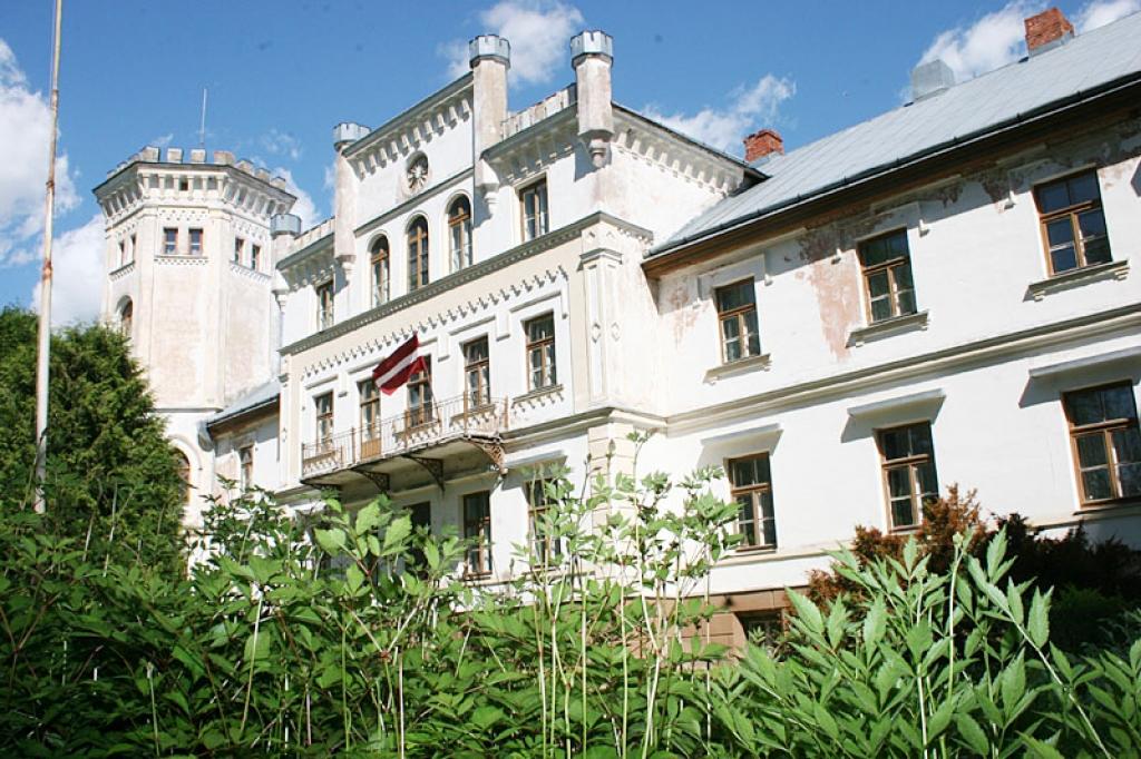 Lizuma muižas pils ir celta 19.gadsimta pirmajā pusē. Tā ir valsts nozīmes kultūras piemineklis. Kopš 1937.gada pilī atrodas skola.
Autors: Gatis Bogdanovs (no arhīva)