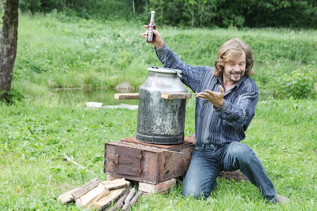 Kandžas dzinēju festivāla organizators Gintars Čerbikovs uzskata, ka šīs prasmes būtu jāizmanto, lai radītu tādu piedāvājumu, kāds nav nekur citur. Dāvināšanai draugiem un tamlīdzīgiem mērķiem viņš radījis savu variāciju par tēmu, sapildot paša radīto brūvējumu pudelēs ar atbilstošām etiķetēm un leģendu.
Autors: Gatis Bogdanovs