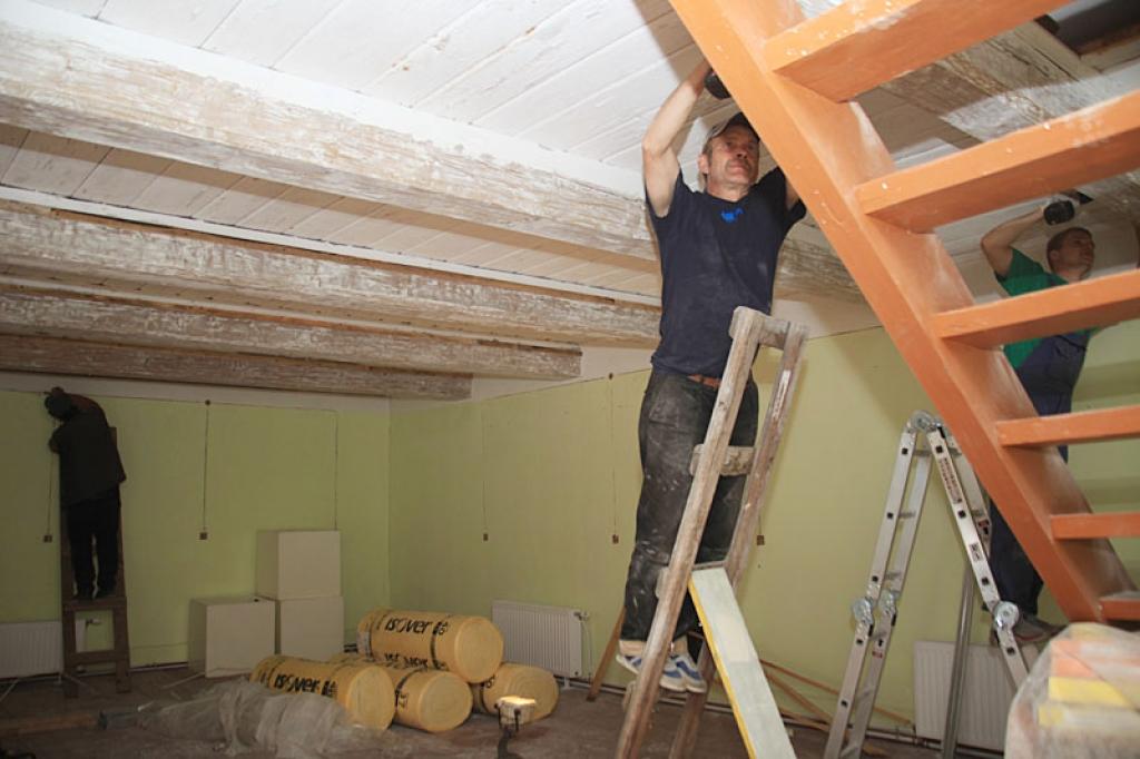  Lejasciema muzeja vecajā mājā līdz Lejasciema Pagasta svētkiem, kas notiks 10.jūlijā, ir plānots pilnībā pabeigt remontu. Pagasta strādnieki šonedēļ uzsāka izstāžu telpas siltināšanu, kā arī sakārtoja elektroinstalāciju. 
Autors: Gatis Bogdanovs