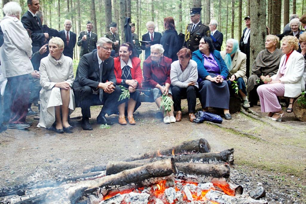 Valdis Zatlers ir pirmais Valsts prezidents, kas 14.jūnijā kopā ar tautu bija arī pie atmiņu ugunskura Litenē, Latvijas armijas virsnieku bijušajā vasaras nometnes vietā. 
Autors: Toms Kalniņš (Valsts prezidenta kancelejas)