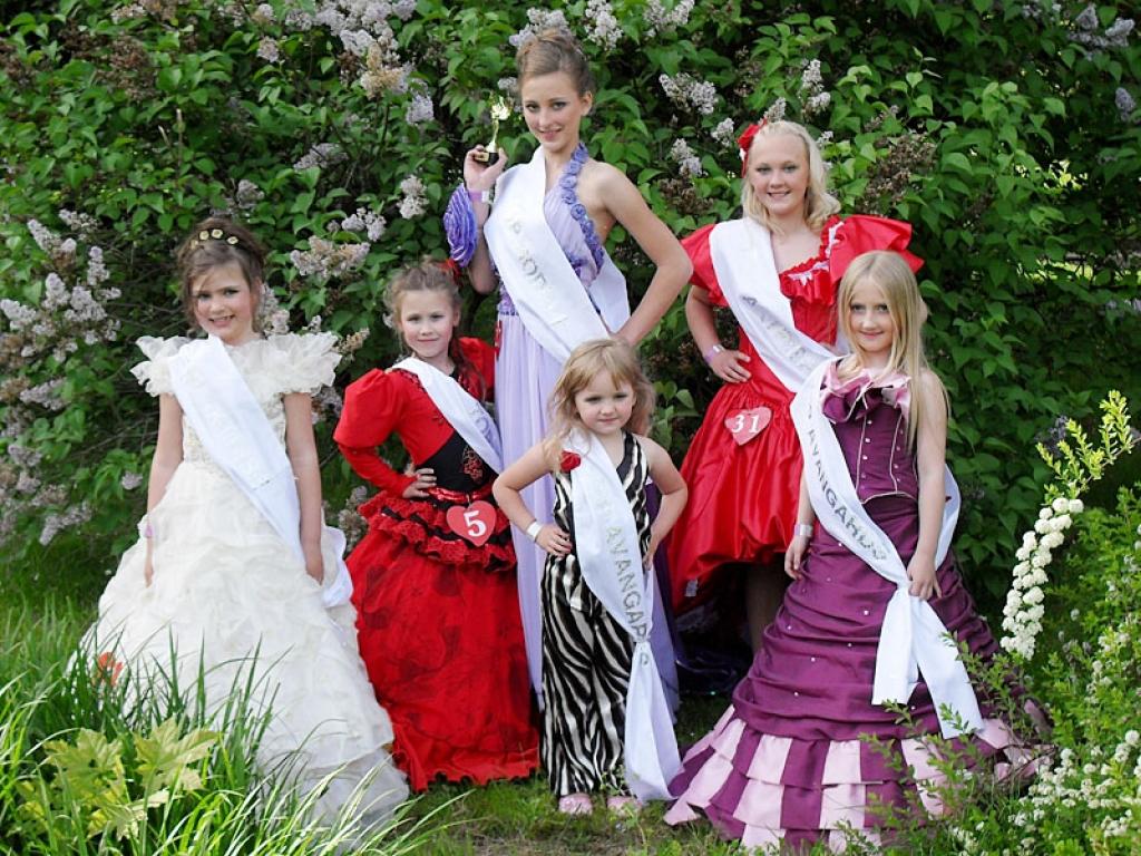 Gulbenes tērpu teātris “Varavīksne” daudzām mazajām gulbenietēm ir skaistuma, iekšējas sakārtotības, labestības un sievišķības izkopšanas skola.
Autors: No personiskā albuma