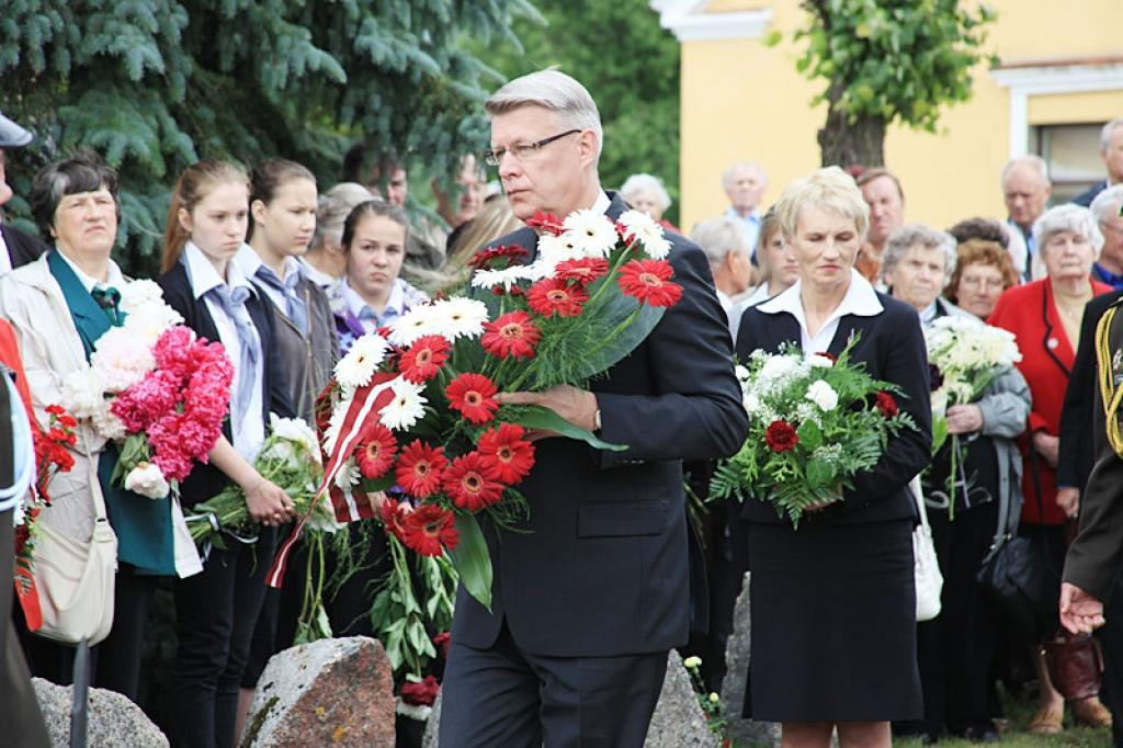 Latvijas Valsts prezidents Valdis Zatlers Komunistiskā genocīda upuru piemiņas dienā Gulbenes stacijā.
Autors: Gatis Bogdanovs