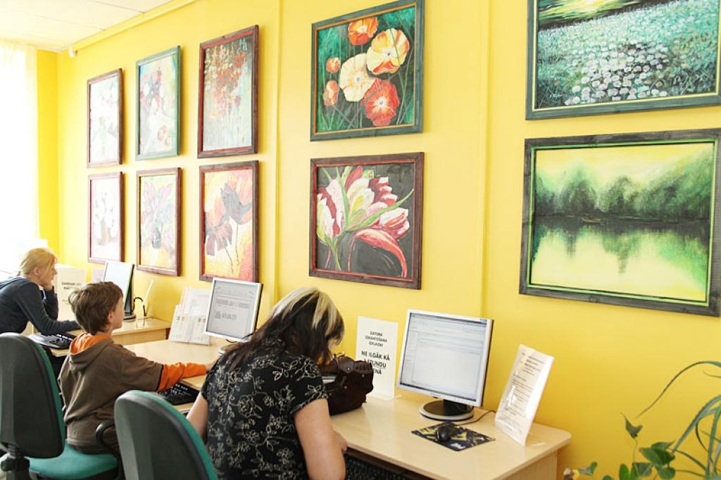 Gulbenes bibliotēkas otrajā stāvā apmeklētājus joprojām priecē amatiermākslinieces, beļavietes Solveigas Kļaviņas krāšņā gleznu izstāde.
Autors: Gatis Bogdanovs