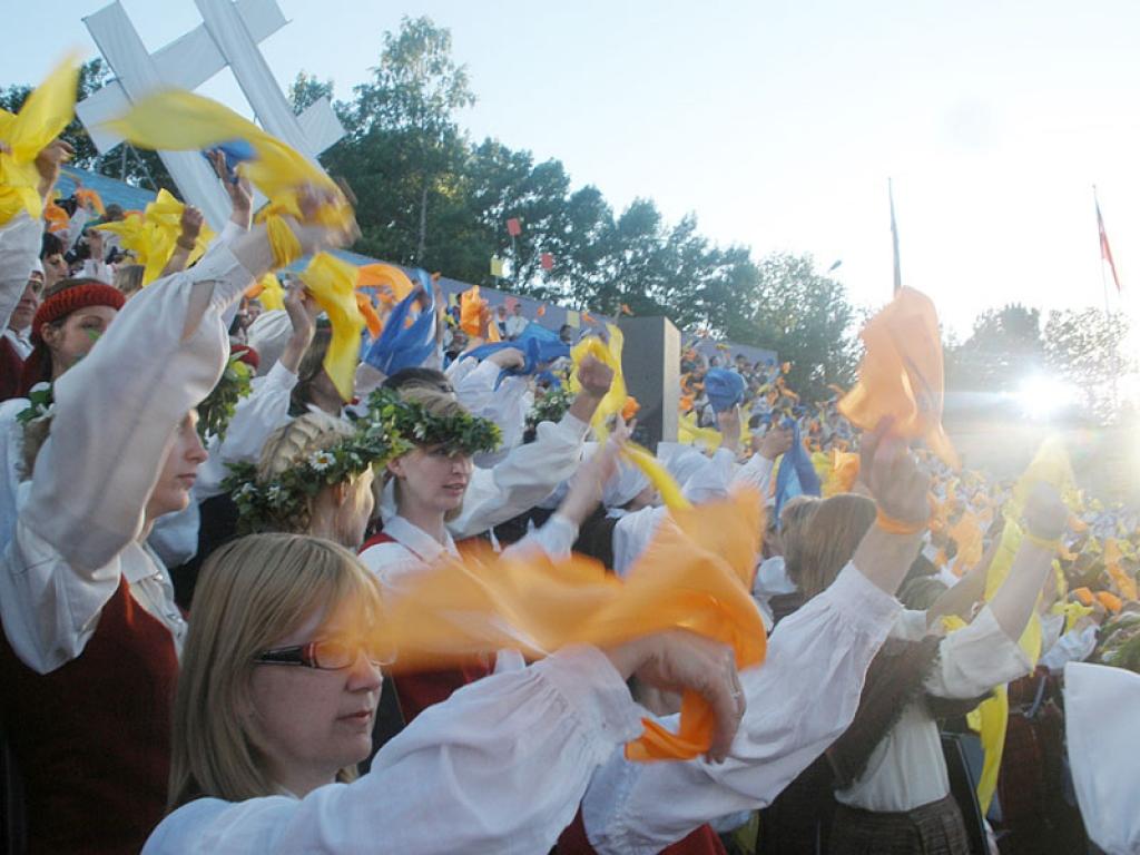 Trīs novada jauktie kori no Lejasciema, Lizuma pagasta un Gulbenes kultūras centra piedalījās Latgales Dziesmu svētkos, kas norisinājās Stropu estrādē Daugavpilī.
Autors: Ilona Rudzīte