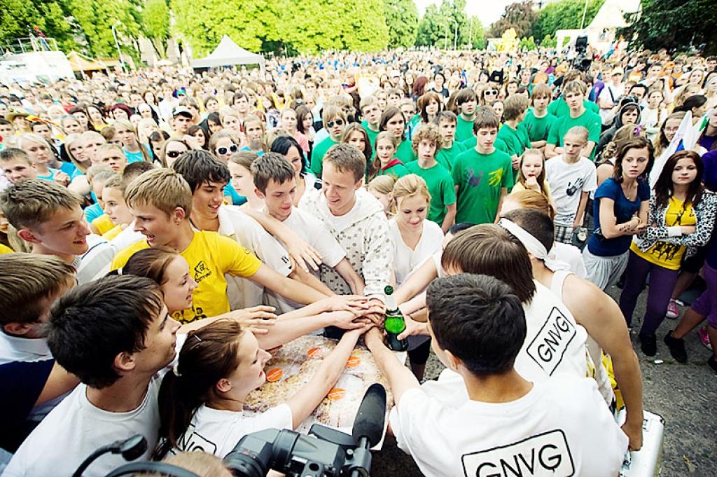 Gulbenes novada valsts ģimnāzijas 10.a klase Lielāko Latvijas skolēnu sporta un prāta spēļu ZZ Čempionāts finālā 10.-11.klašu grupā izcīnīja 2.vietu un velosipēdus visai klasei.
Autors: No personiskā albuma