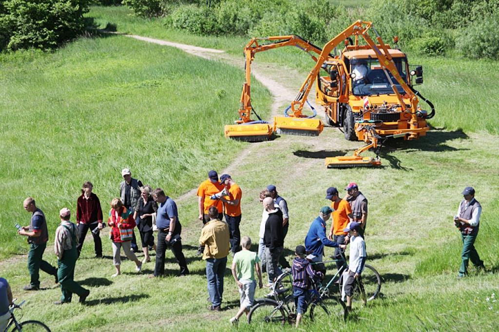 Modernā tehnika pirmajā brīdī atgādina robotu, kas no Mēness nonācis uz zemes.
Autors: Gatis Bogdanovs