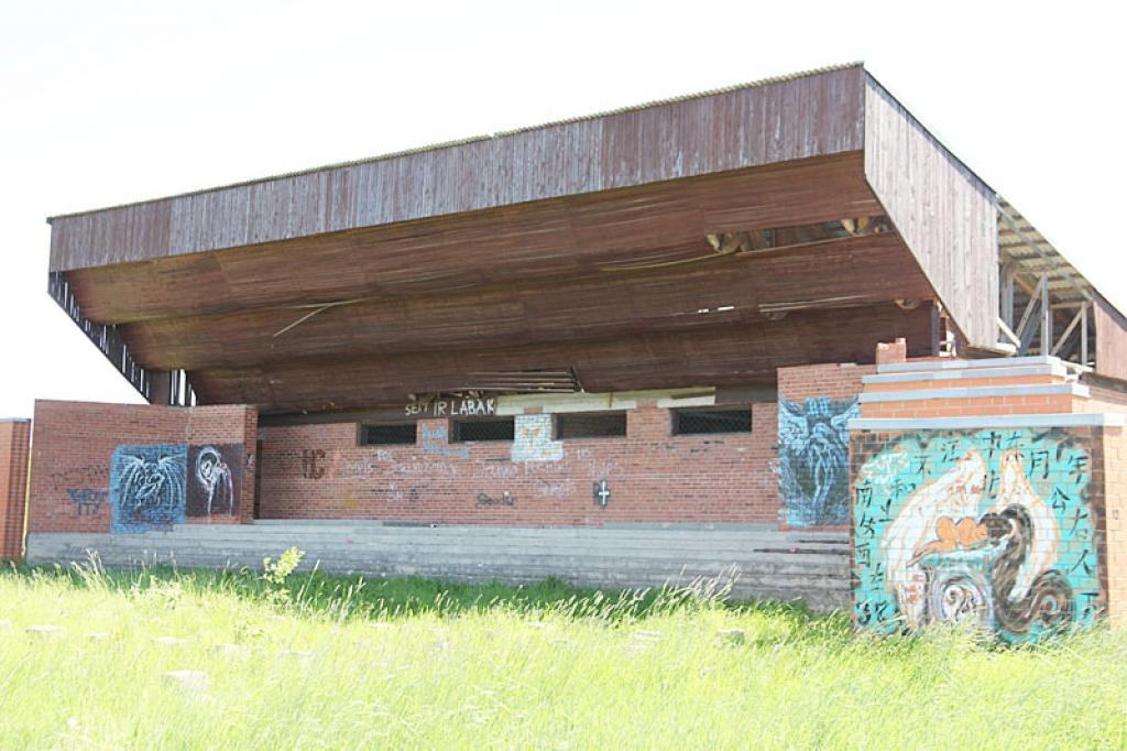  “Estrādes teritorijā, kur ir gan kalni, gan lejas, ir iecerēts ierīkot jauniešu atpūtas parku, tāpēc iestādījām arī kociņus, bet, lai ieceri īstenotu, ir vajadzīga nauda,” saka L.Miezīte.
Autors: Gatis Bogdanovs