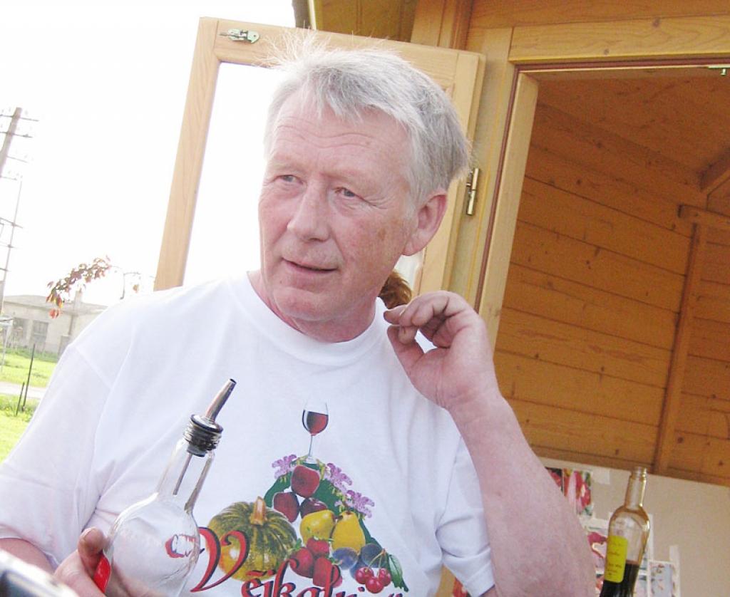 Talsu novada “Mierkalnu” saimniekam Varim Baņģierim pieder lielākais dienliliju selekcijas dārzs un prasme darināt aromātiskus vīnus pat no koku lapām un ceriņu ziediem.
Autors: Pārsla Konrāde