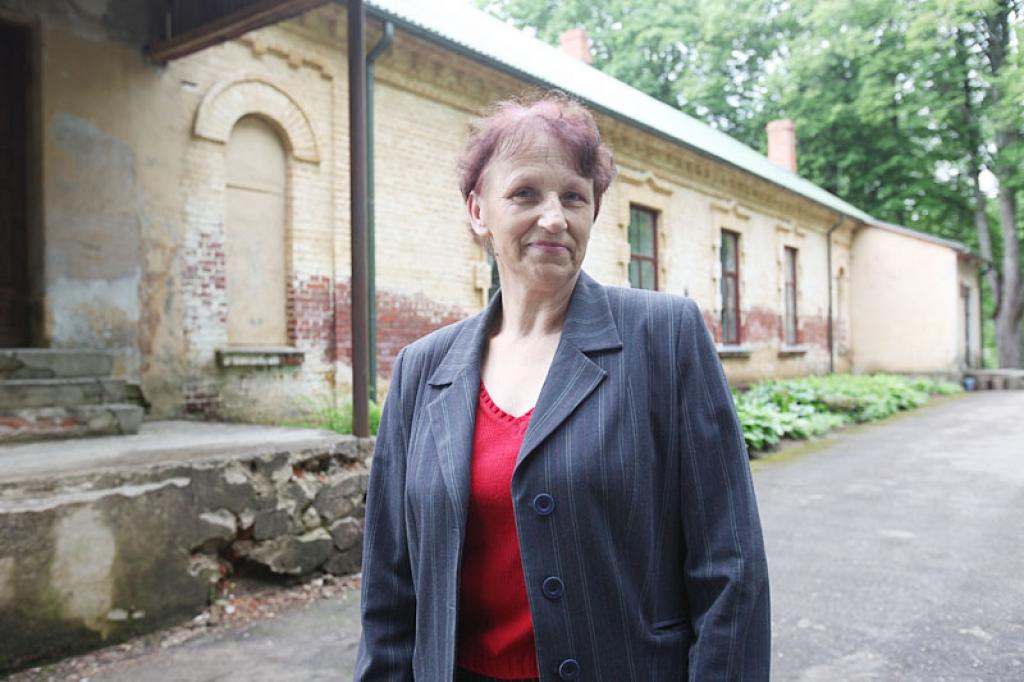 “Laukos kultūras pasākumu apmeklētāju daudzumu prognozēt nevar. Manuprāt, no jaunajiem maksas pakalpojumu izcenojumiem mazāk cietīs balles, vairāk – viesizrādes un koncerti,” domā Jaungulbenes tautas nama vadītāja Dzidra Rudzīte.
Autors: Gatis Bogdanovs