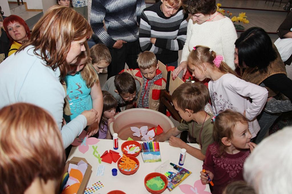 Ne viens vien starp viņiem, mājās no 