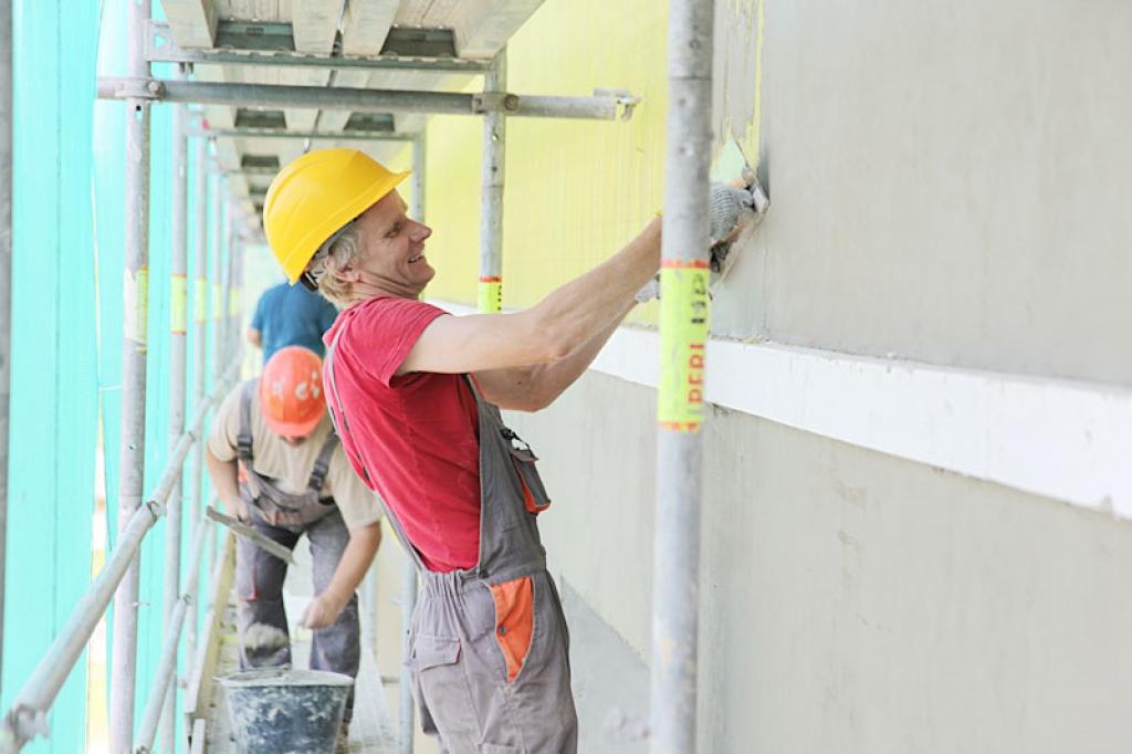 Arī SIA “Vidzemes būvnieks” celtniecības speciālists Modris Andžs ir atbildīgs par būvniecības darbu kvalitāti, kas ir garants tam, ka Gulbenes 2.vidusskolas skolēni un pedagogi jaunajā mācību gadā uzturēsies siltās telpās. Šobrīd Modris veic 2.vidusskolas jaunā korpusa ārsienu siltināšanu un bezbailīgi pārvietojas pa metāla sastatņu pašu augšu.
Autors: Gatis Bogdanovs