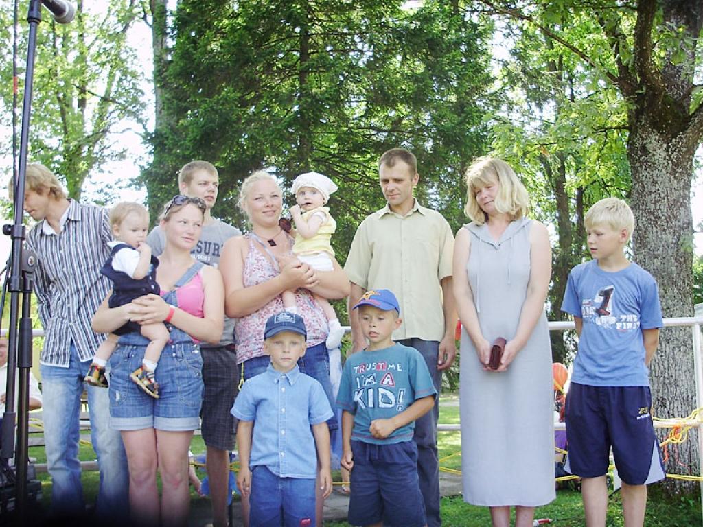  Baltiņu ģimenes rosību un kuplo bērnu pulciņu būs pamanījuši daudzi, kas no Gulbenes mēro ceļu uz Balviem, jo māja atrodas netālu no tā. Viņiem “Nesavtīgās ģimenes” tituls.
Autors: No  organizatoru albuma