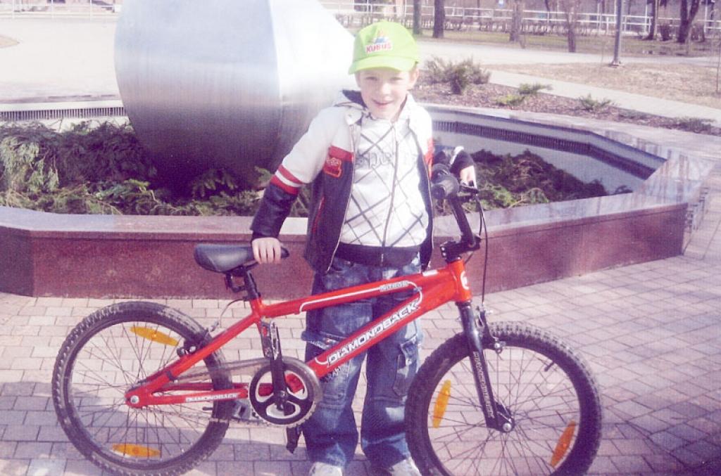 Vēl aprīlī Ņikita priecīgs fotografējās kopā ar savu jauno velosipēdu pie Gulbenes strūklakas. “Esmu gatava piedot tam, kas piesavinājās velosipēdu, ja vien mums izdosies to atgūt. Es uzreiz došos uz policiju izņemt iesniegumu par notikušo zādzību,” saka Ņikitas mamma.
Autors: No personiskā albuma