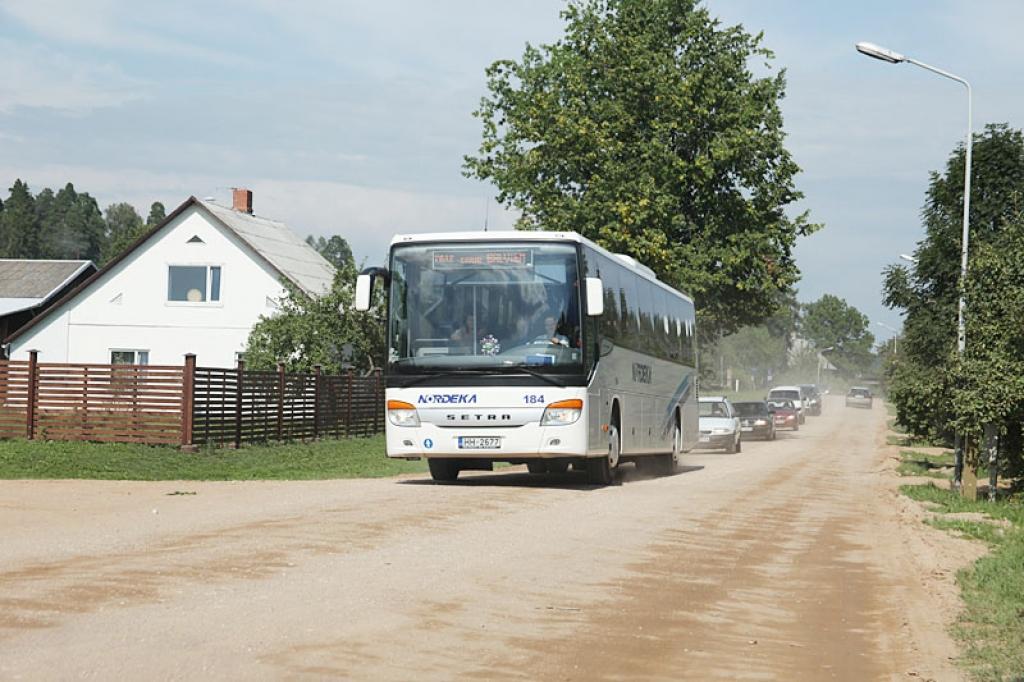 Transportam lielā daudzumā un ātrumā pārvietojoties pa Litenes ielu, tā līdzinās smilšu mākonim, kas pamazām nosēžas uz augļu un ogu krūmiem, māju jumtiem un zālieniem.
Autors: Gatis Bogdanovs