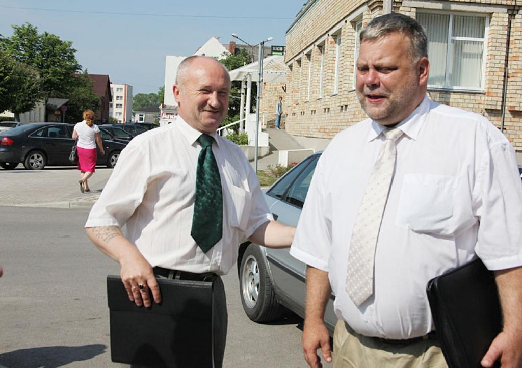 Vidzemes tiesas apgabala prokuratūras virsprokurors Juris Sūrums ( no labās) atzinīgi vērtēja Aivara Circena (no kreisās) vadītās Gulbenes rajona prokuratūras darbu šajā pusgadā.
Autors: Gatis Bogdanovs