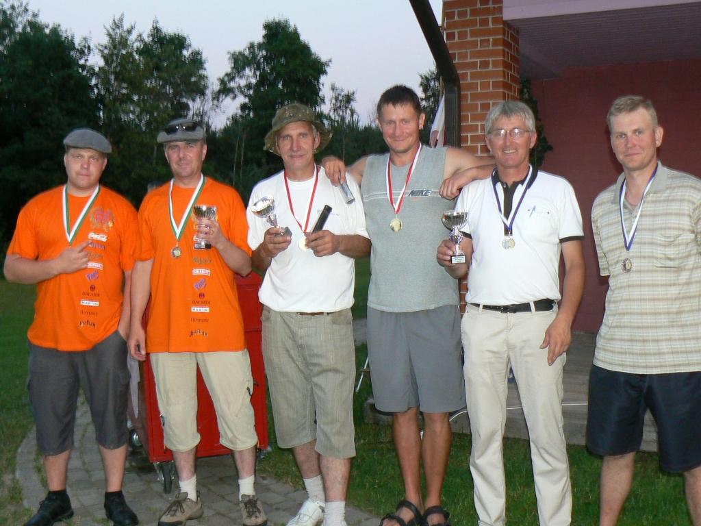 Pirmo trīs vietu ieguvēji golfā.