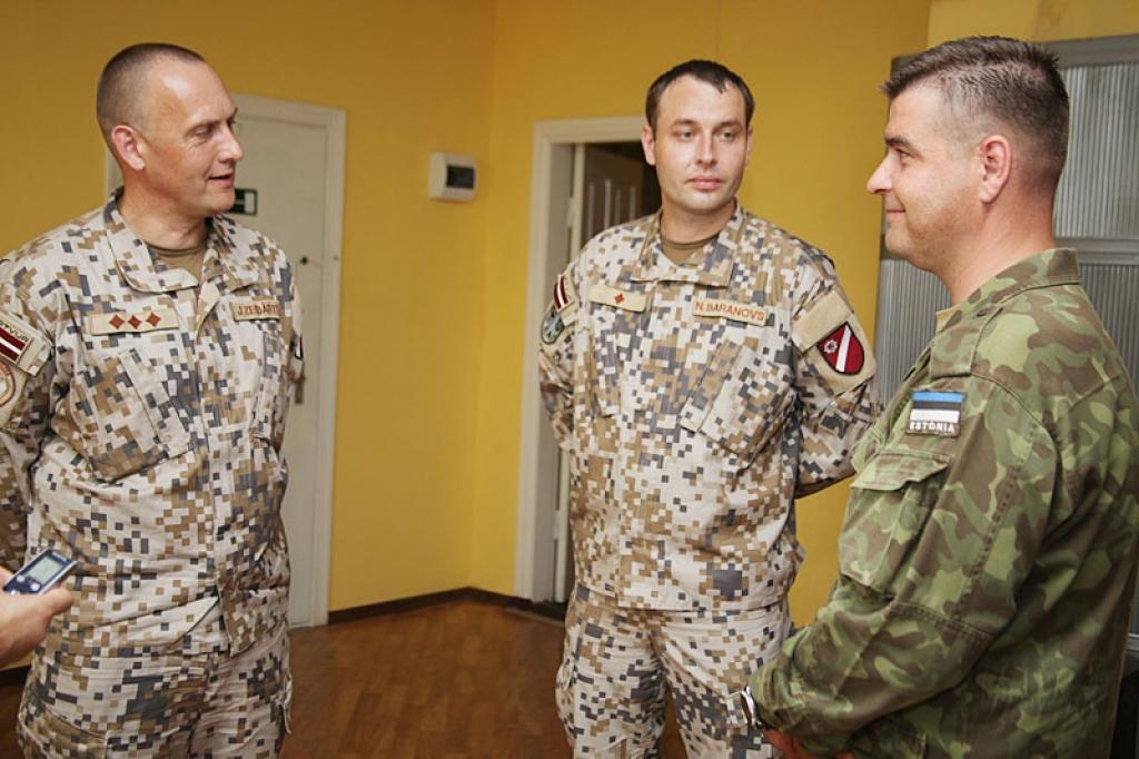 Latvijas Zemessardzes komandieris pulkvedis Juris Zeibārts (no kreisās) ciemos uz Gulbenes štābu bija atvedis savu igauņu kolēģi Raivo Lumiste (no labās), lai iepazīstinātu ar zemessargu dienesta apstākļiem Gulbenē. Štābu viesim izrādīja Zemessardzes 25. kājnieku bataljona komandieris kapteinis Normunds Baranovs (centrā). 
Autors: Gatis Bogdanovs