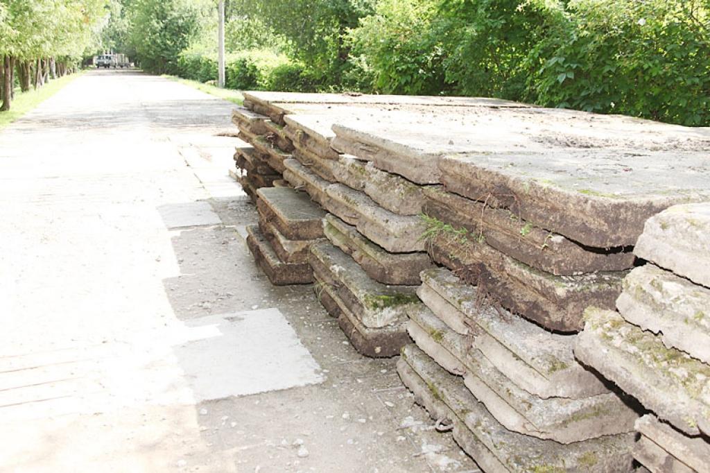 Gulbenieši, ejot pa Brāļu kapu aleju, ne reizi vien šķendējušies par to, cik nolietojies ir celiņa klājums. Tagad tā vietā būs bruģis.
Autors: Gatis Bogdanovs