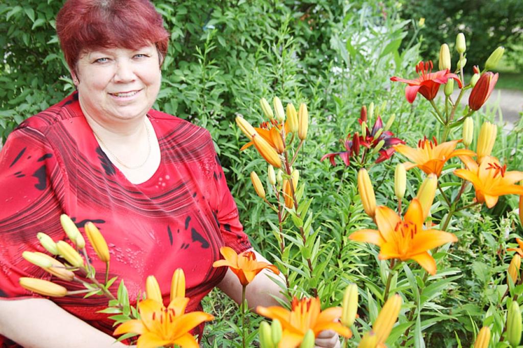 Zaigas vaļasprieks ir puķes. Īpaši viņai patīk lilijas. Tās viņa arī audzē savā dārzā un puķu dobē aiz loga. “Paskatos pa logu un redzu, cik tās skaisti zied!” saka Zaiga Sarkane.
Autors: Gatis Bogdanovs