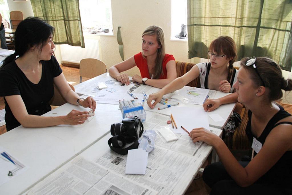 Maja Jonešo mākslas skolas audzēkņiem skaidro, kā animācijā jātaisa pāreja no viena zīmējuma uz otru.
Autors: Gatis Bogdanovs